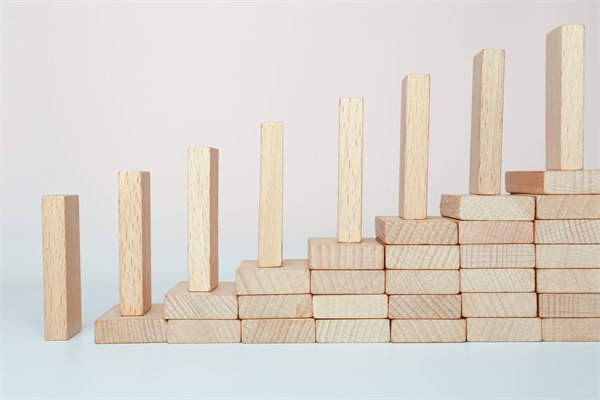 精心制定經(jīng)營策略，確保企業(yè)穩(wěn)健發(fā)展，實現(xiàn)長期盈利