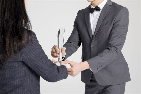 績(jī)效管理中，如何激勵(lì)優(yōu)秀員工，又幫助其提升？